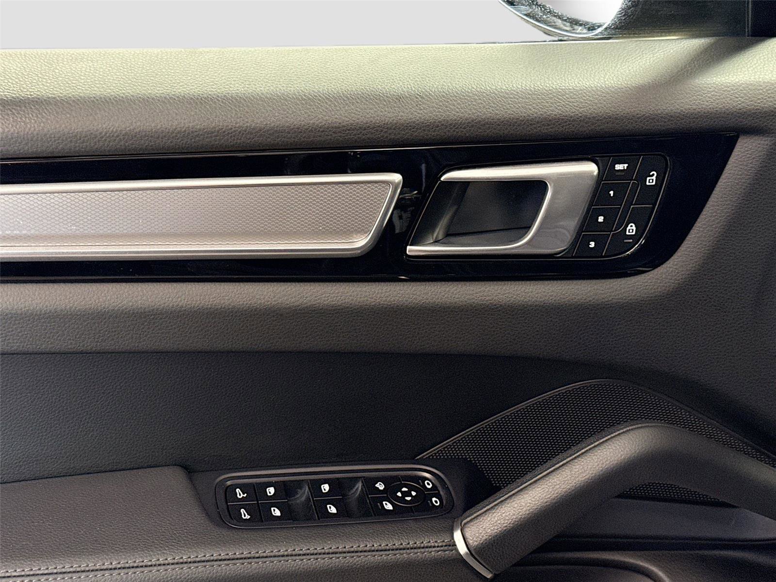 Used 2022 Porsche Cayenne Platinum Edition AWD/4WD image 19