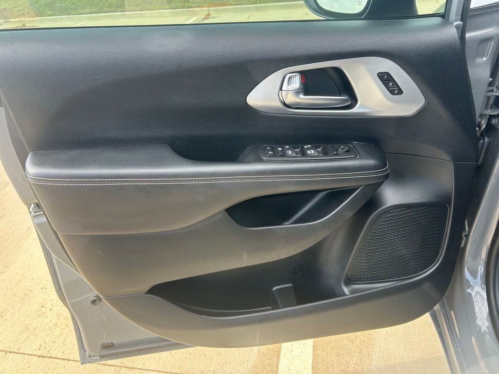 Used 2023 Chrysler Pacifica Touring-L w/ S Appearance Package FWD image 3