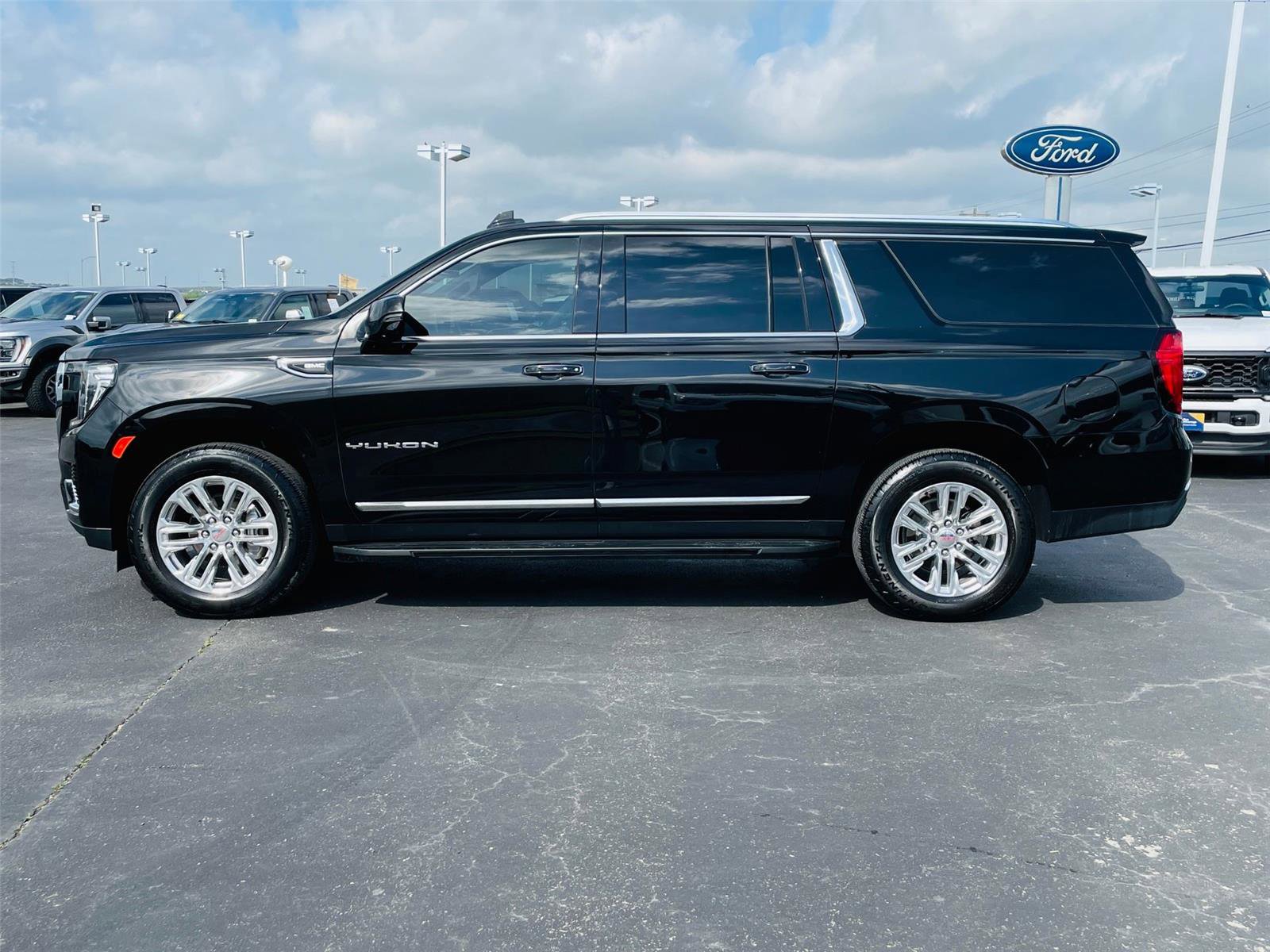 Used 2024 GMC Yukon XL SLT w/ SLT Luxury Package image 6