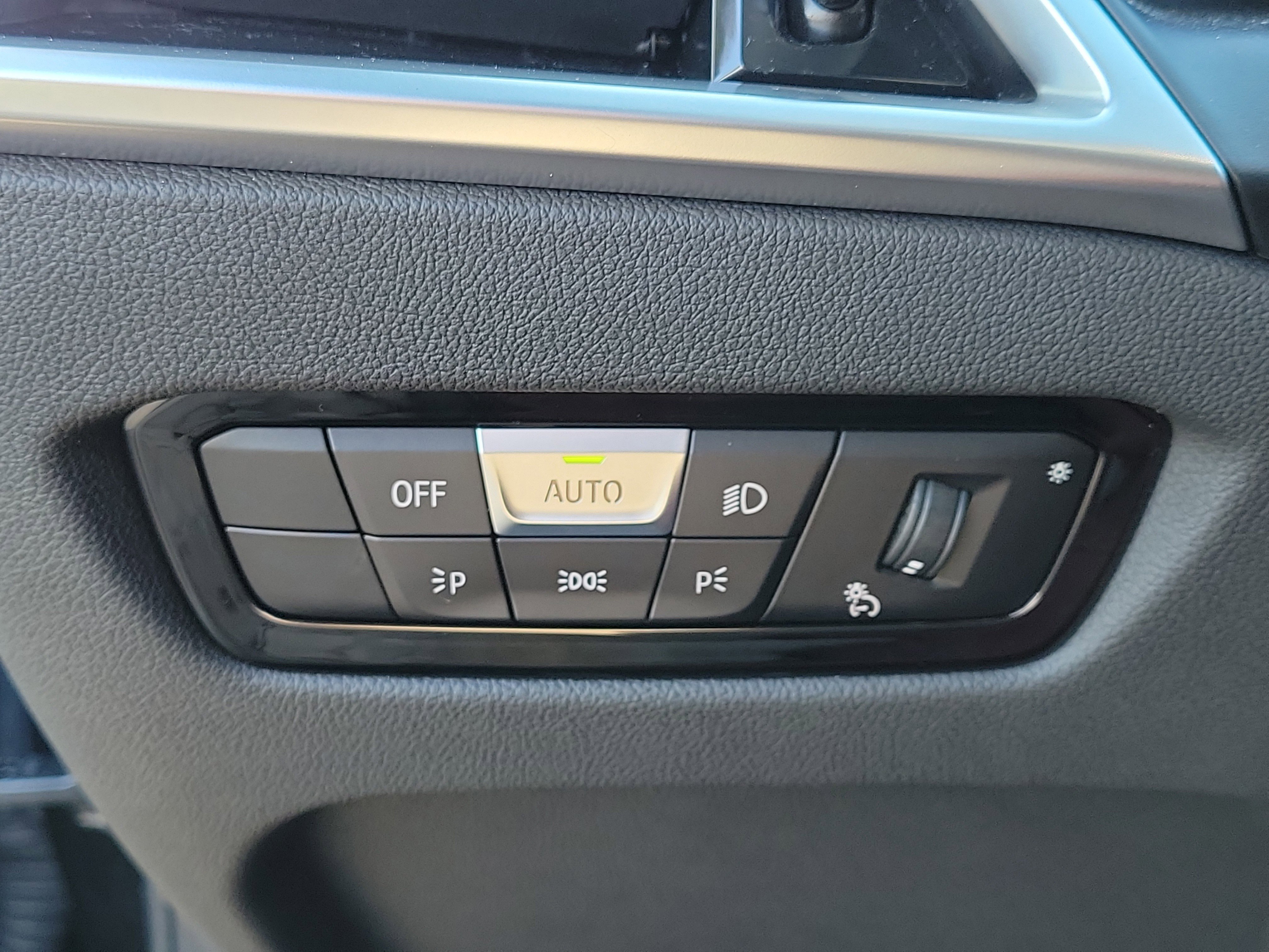 Used 2025 BMW 230i Coupe w/ Premium Package image 29