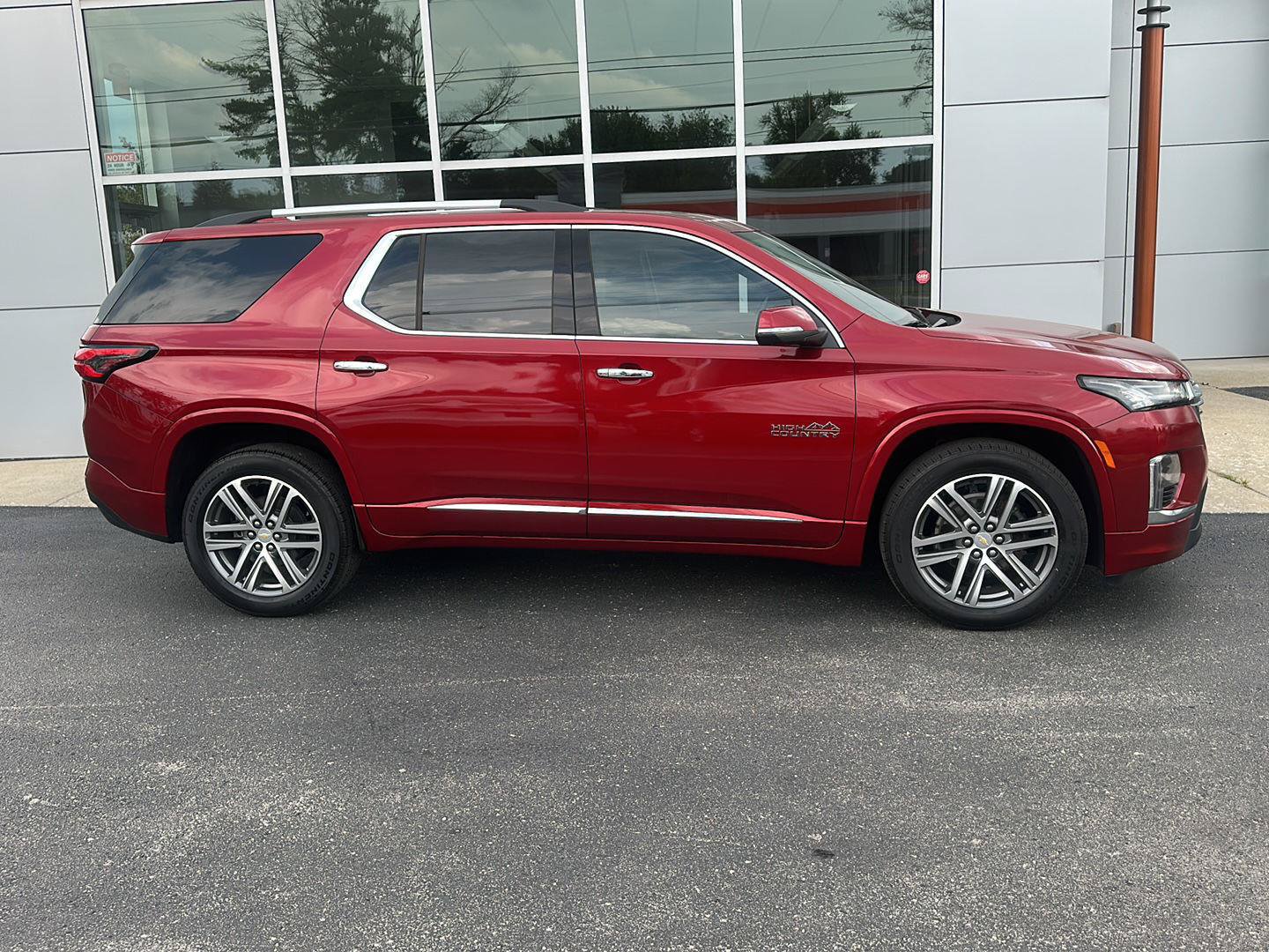 Used 2023 Chevrolet Traverse High Country FWD image 2