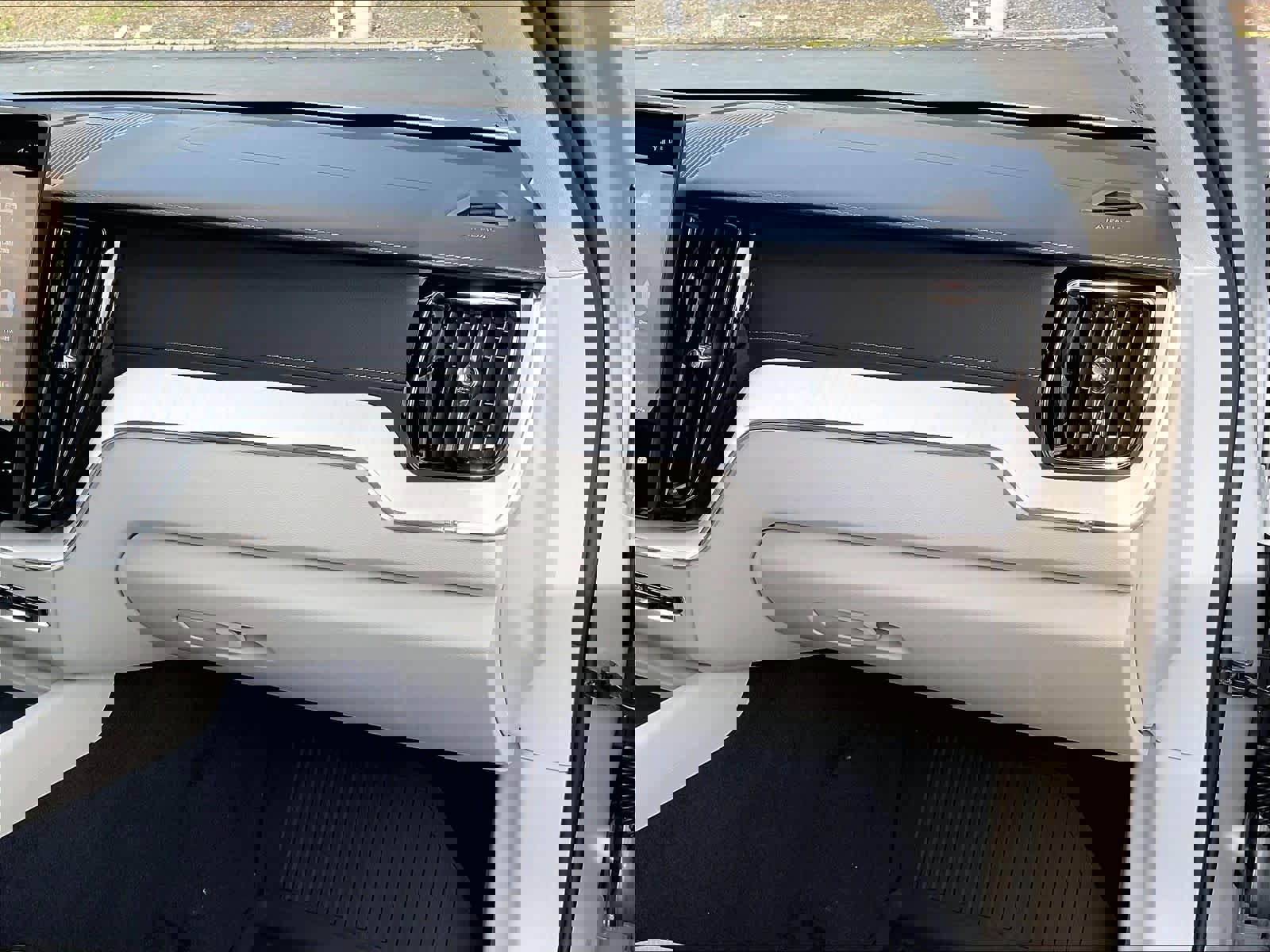 New 2026 Volvo XC60 B5 Ultra w/ Protection Package Premier image 28