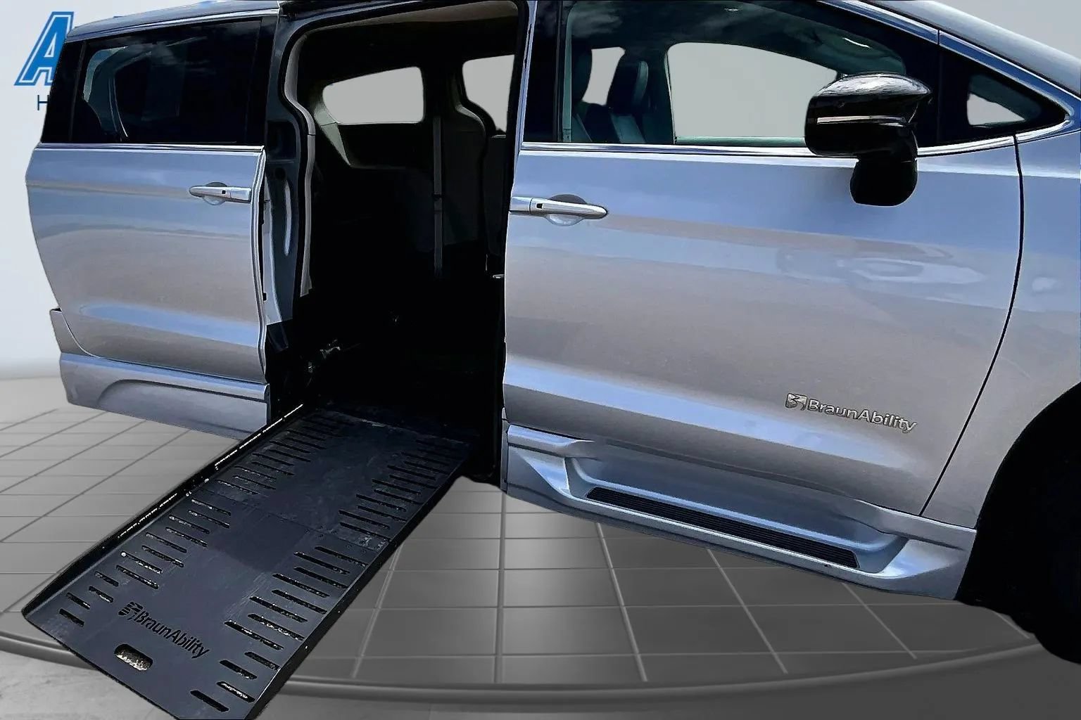 Used 2024 Chrysler Pacifica Touring-L FWD image 22