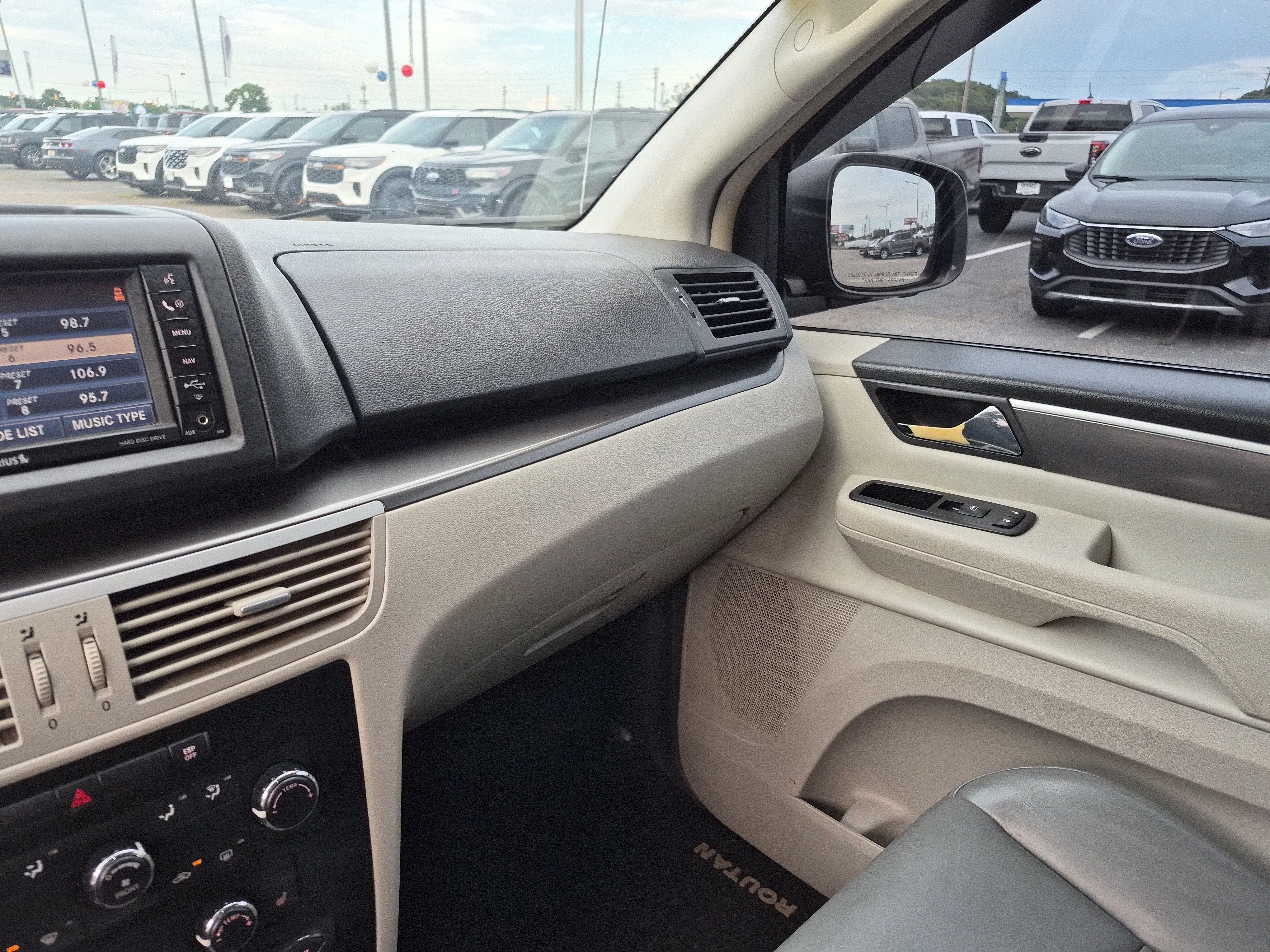 Used 2010 Volkswagen Routan SE FWD image 22