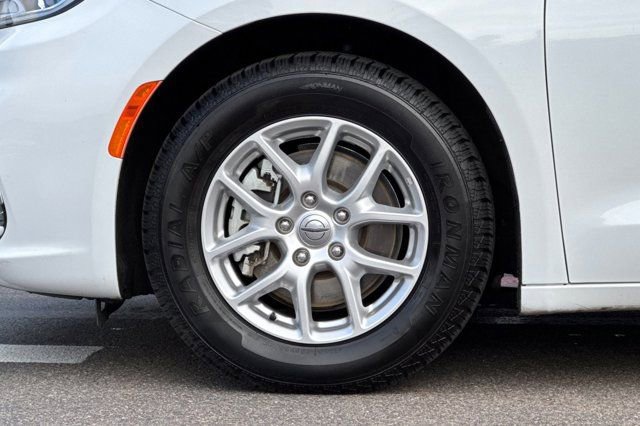 Used 2023 Chrysler Pacifica Touring-L image 29