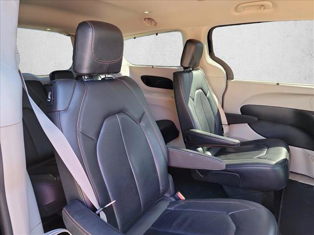 Used 2018 Chrysler Pacifica Touring-L Plus w/ Advanced Safetytec Group FWD image 16