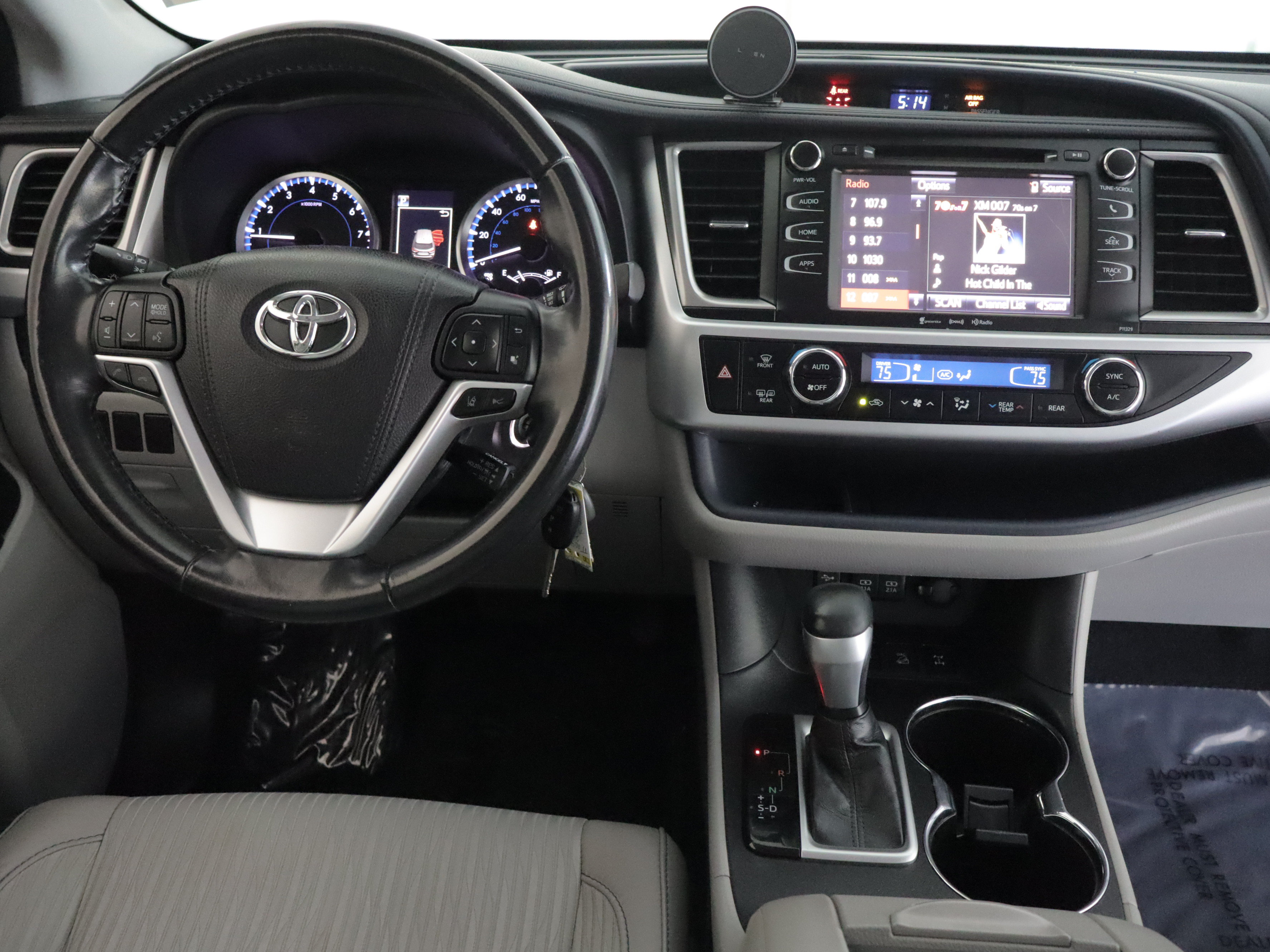 Used 2018 Toyota Highlander Plus AWD/4WD image 2
