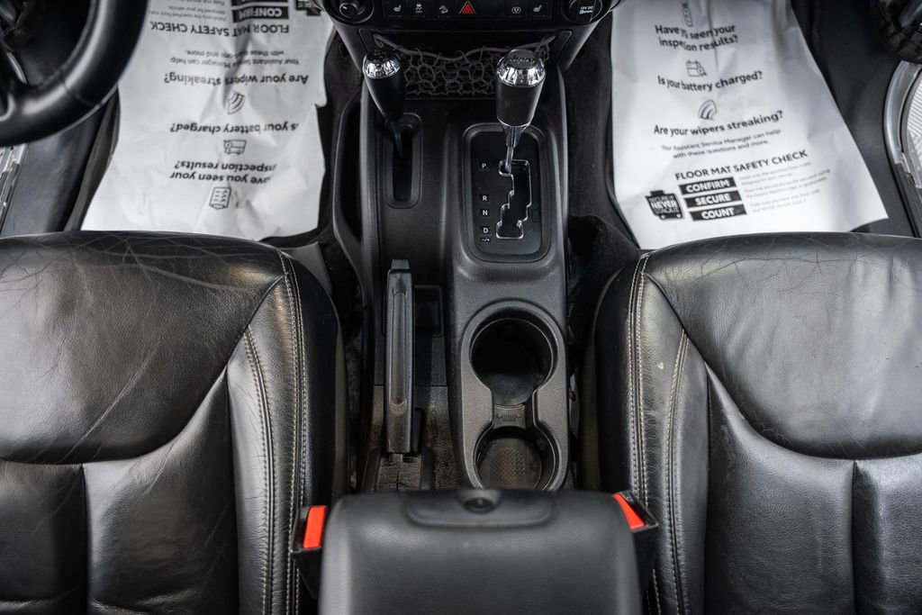 Used 2015 Jeep Wrangler Unlimited Rubicon w/ Connectivity Group image 26