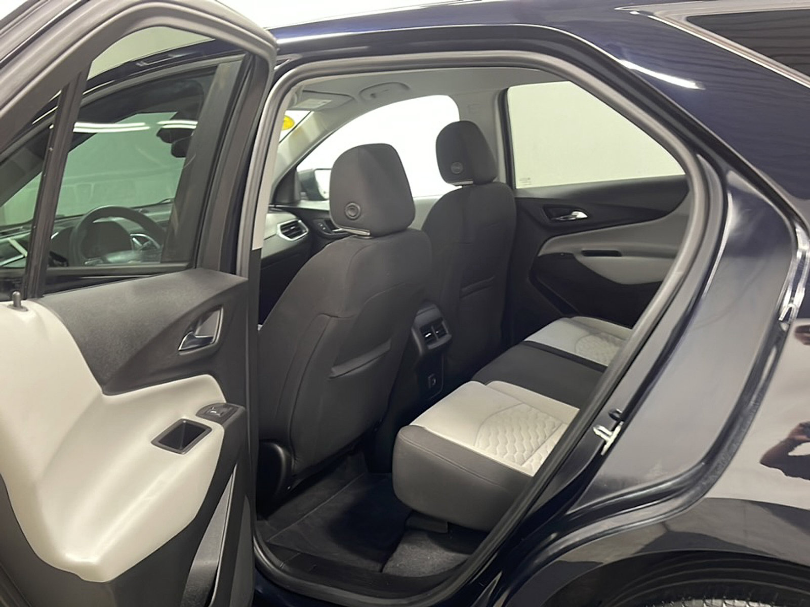 Used 2020 Chevrolet Equinox LS w/ LS Convenience Package FWD image 14