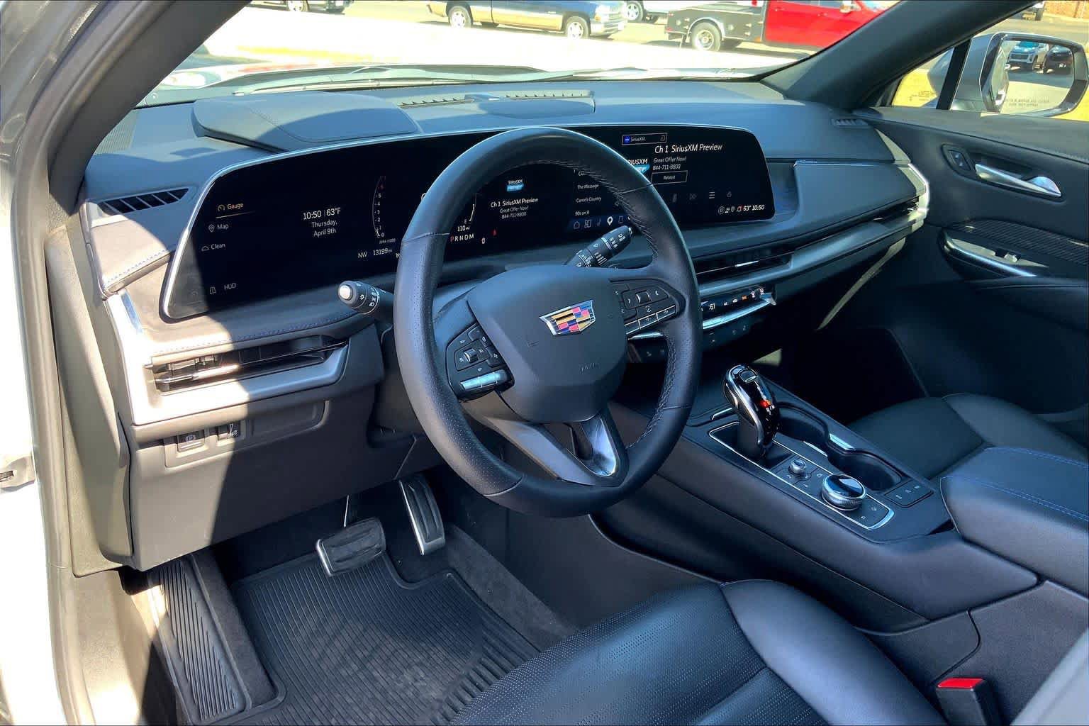 Used 2025 Cadillac XT4 Sport w/ LPO, Onyx Lite Package FWD image 18