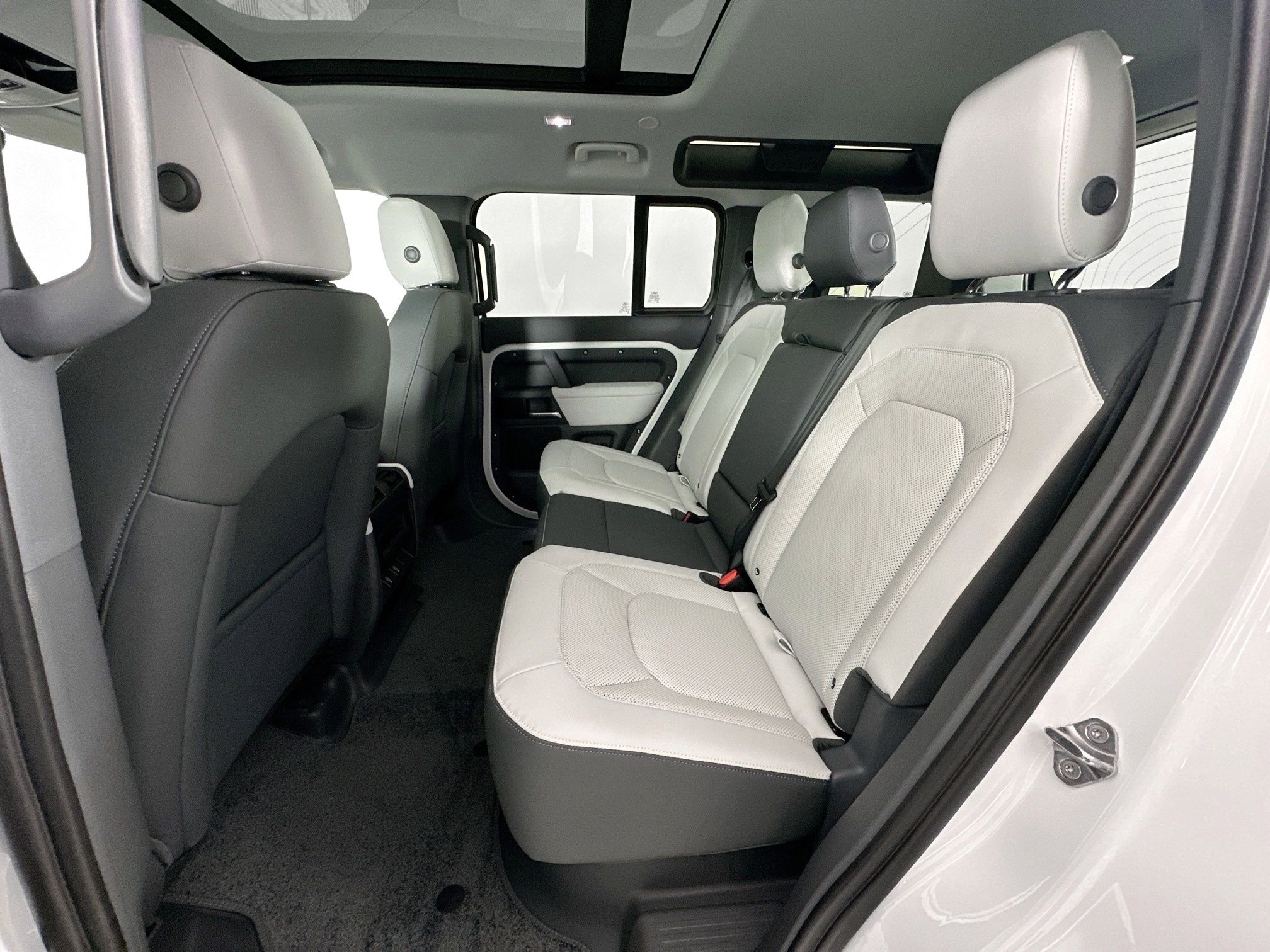 Used 2026 Land Rover Defender 110 S image 23