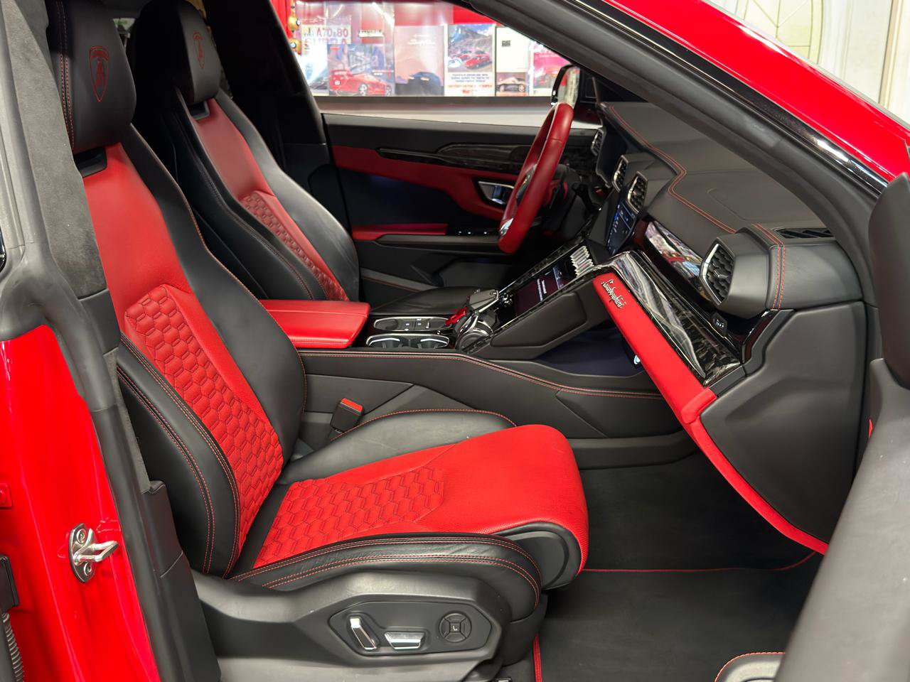 Used 2019 Lamborghini Urus AWD/4WD image 31