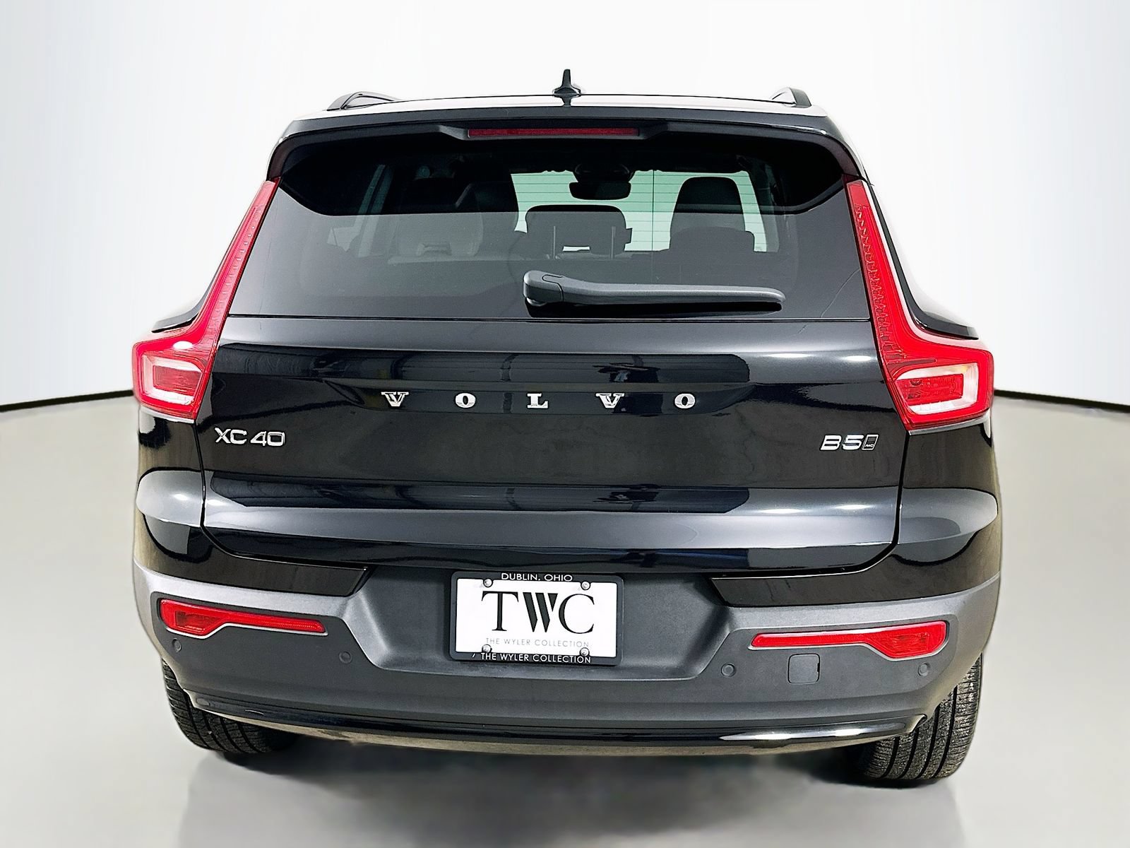 Used 2023 Volvo XC40 B5 Plus w/ Driver Assist Package AWD/4WD image 6