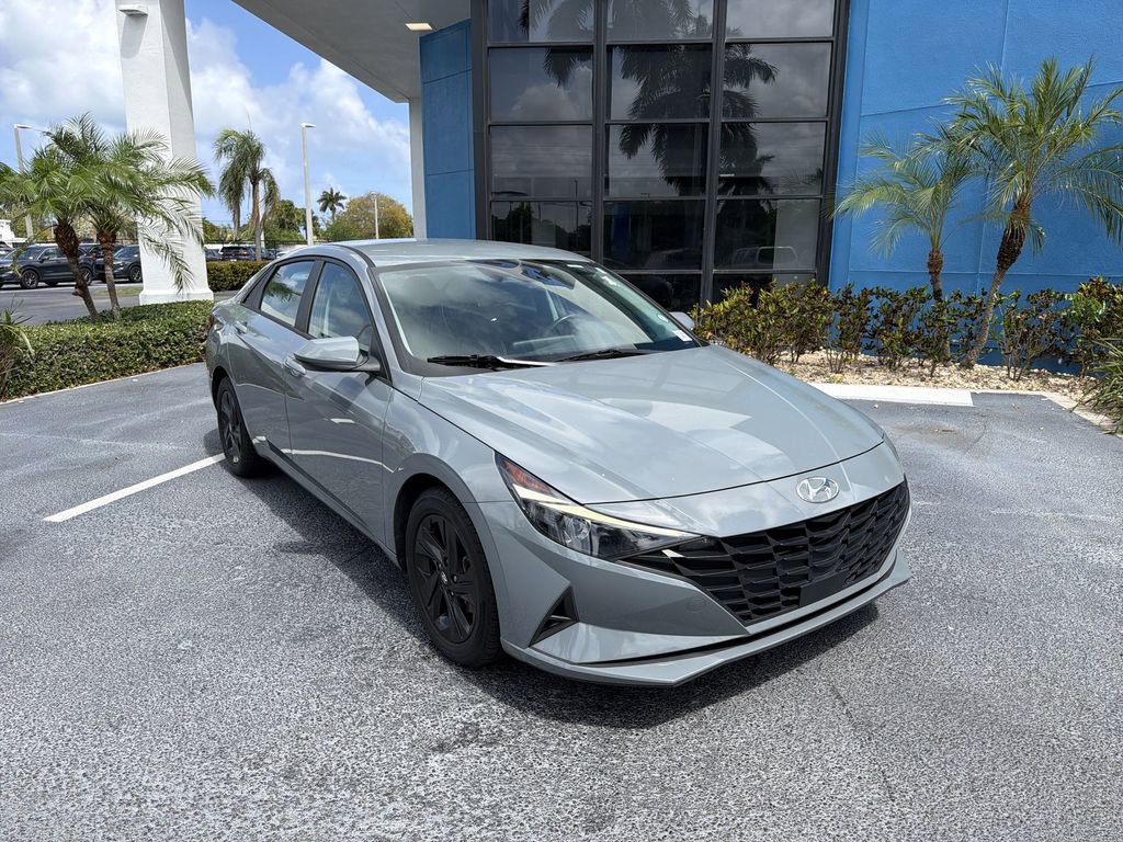 Used 2022 Hyundai Elantra SEL w/ Convenience Package FWD image 2