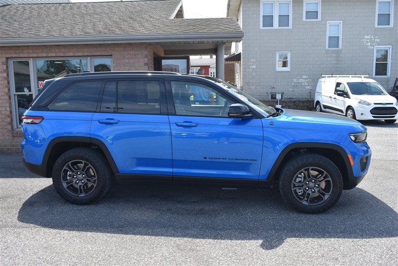 Used 2023 Jeep Grand Cherokee Trailhawk AWD/4WD image 2