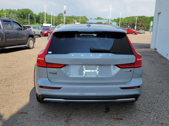 Used 2024 Volvo V60 B5 Cross Country Ultimate AWD/4WD image 6