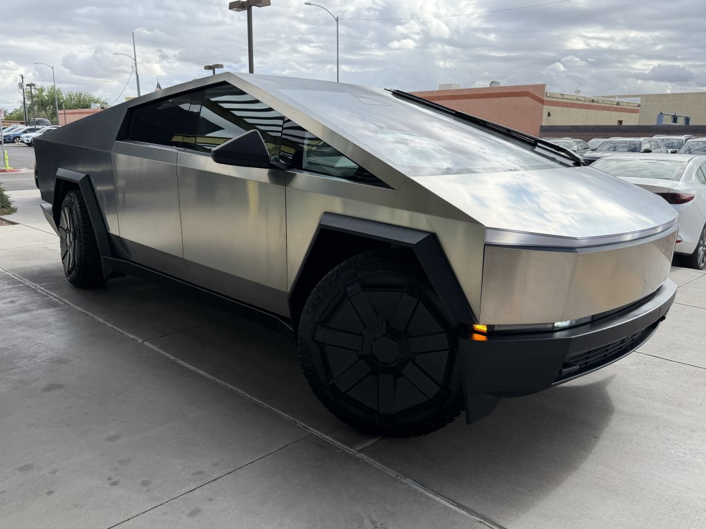 Used 2024 Tesla Cybertruck AWD Crew Cab image 6