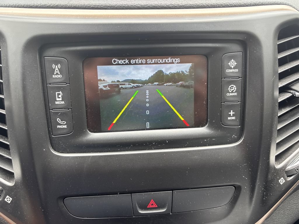 Used 2016 Jeep Cherokee Latitude FWD image 26