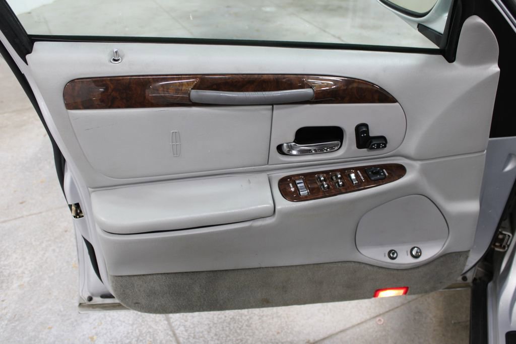 Used 2002 Lincoln Town Car Executive image 22