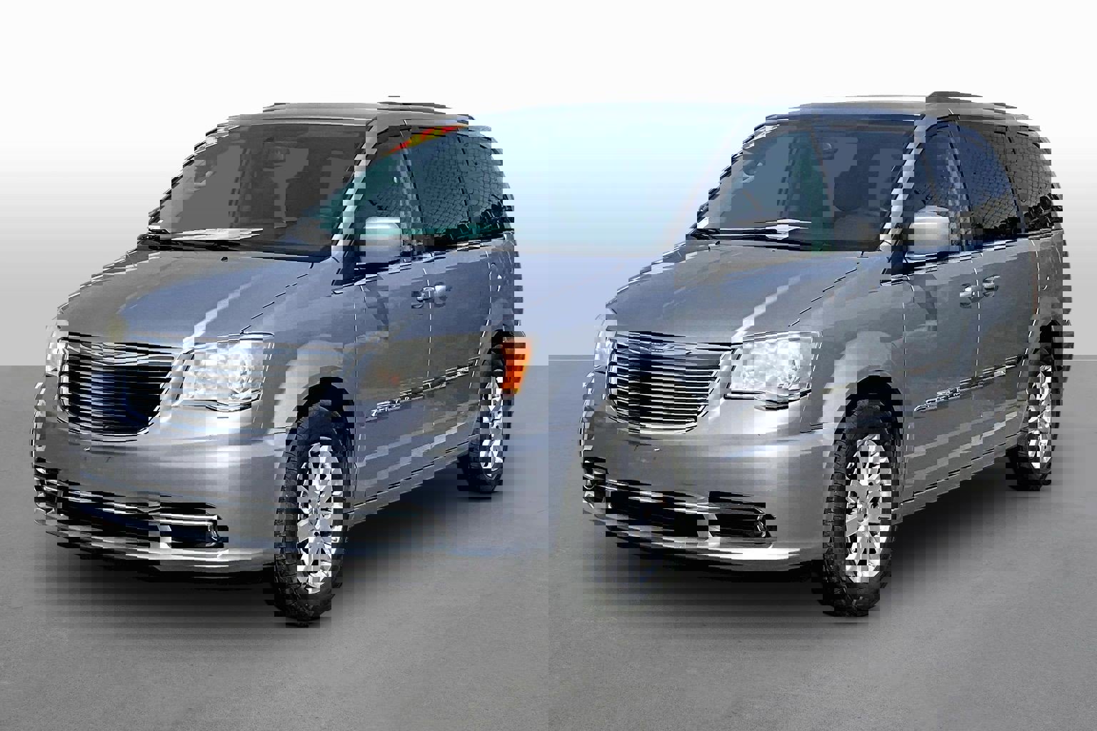 Used 2014 Chrysler Town & Country Touring image 1