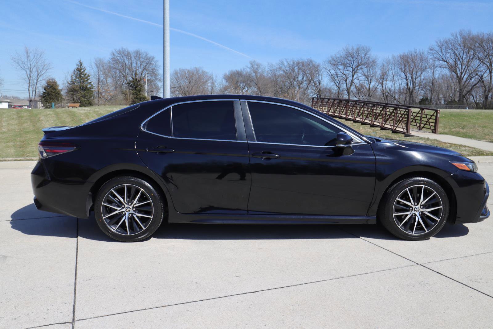 Used 2022 Toyota Camry SE FWD image 4