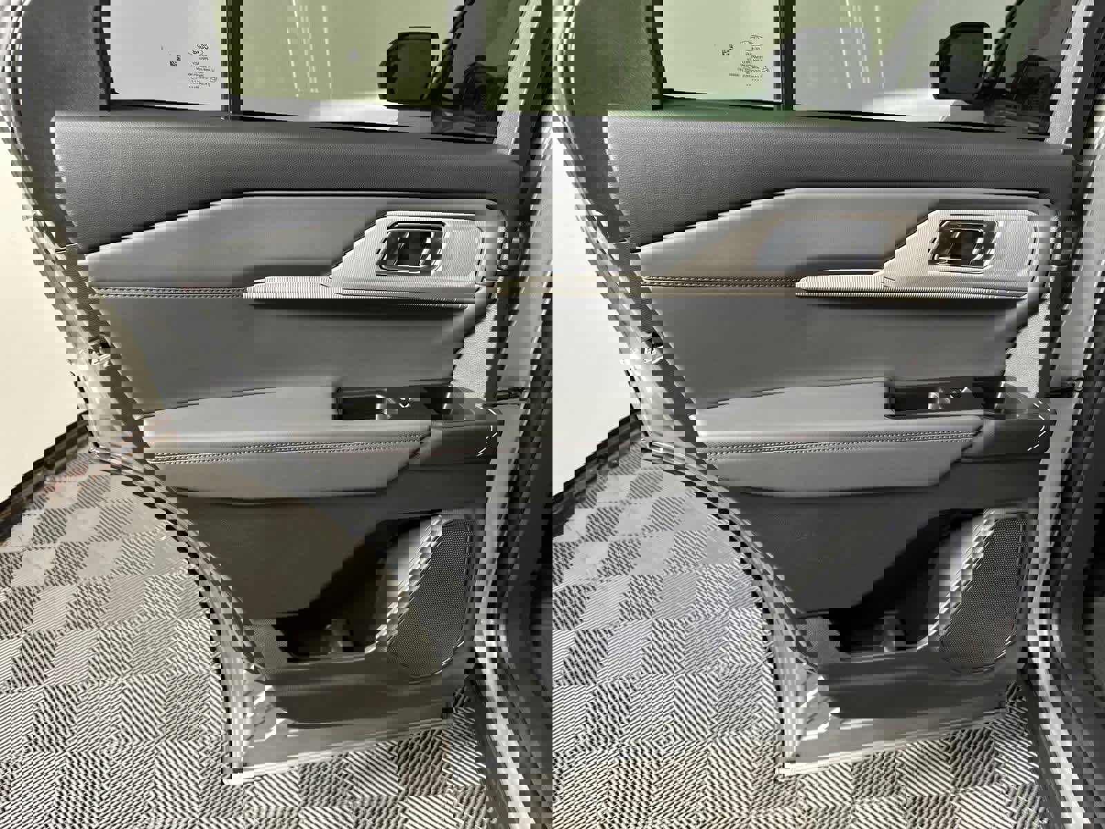 New 2025 Ford Explorer Active image 18