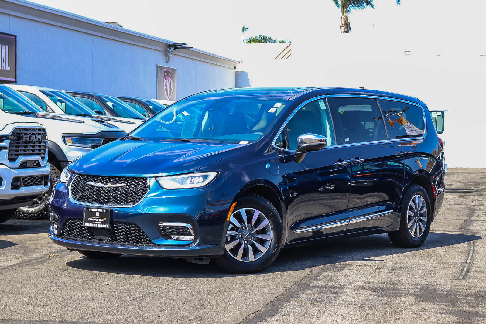 Used 2023 Chrysler Pacifica Limited FWD image 1