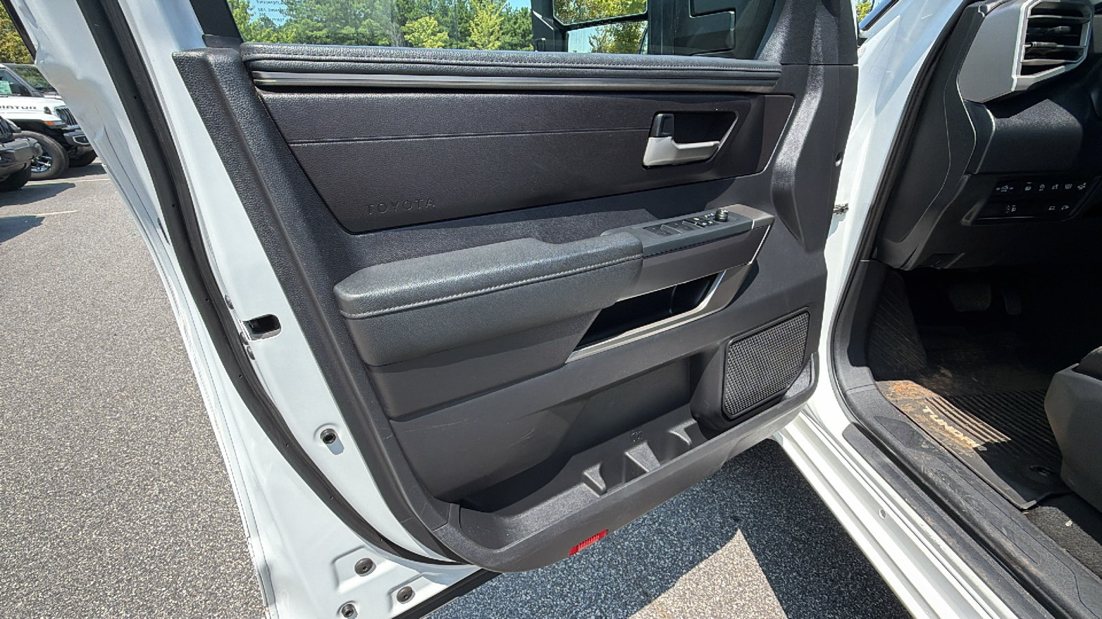 Used 2022 Toyota Tundra SR5 w/ SR5 Convenience Package AWD/4WD image 14