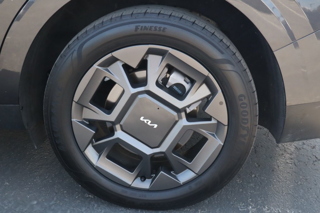 Used 2025 Kia Carnival EX FWD image 13