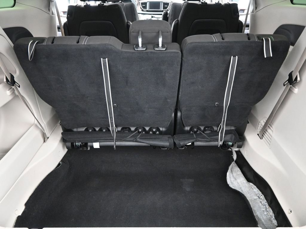 Used 2023 Chrysler Voyager LX image 17