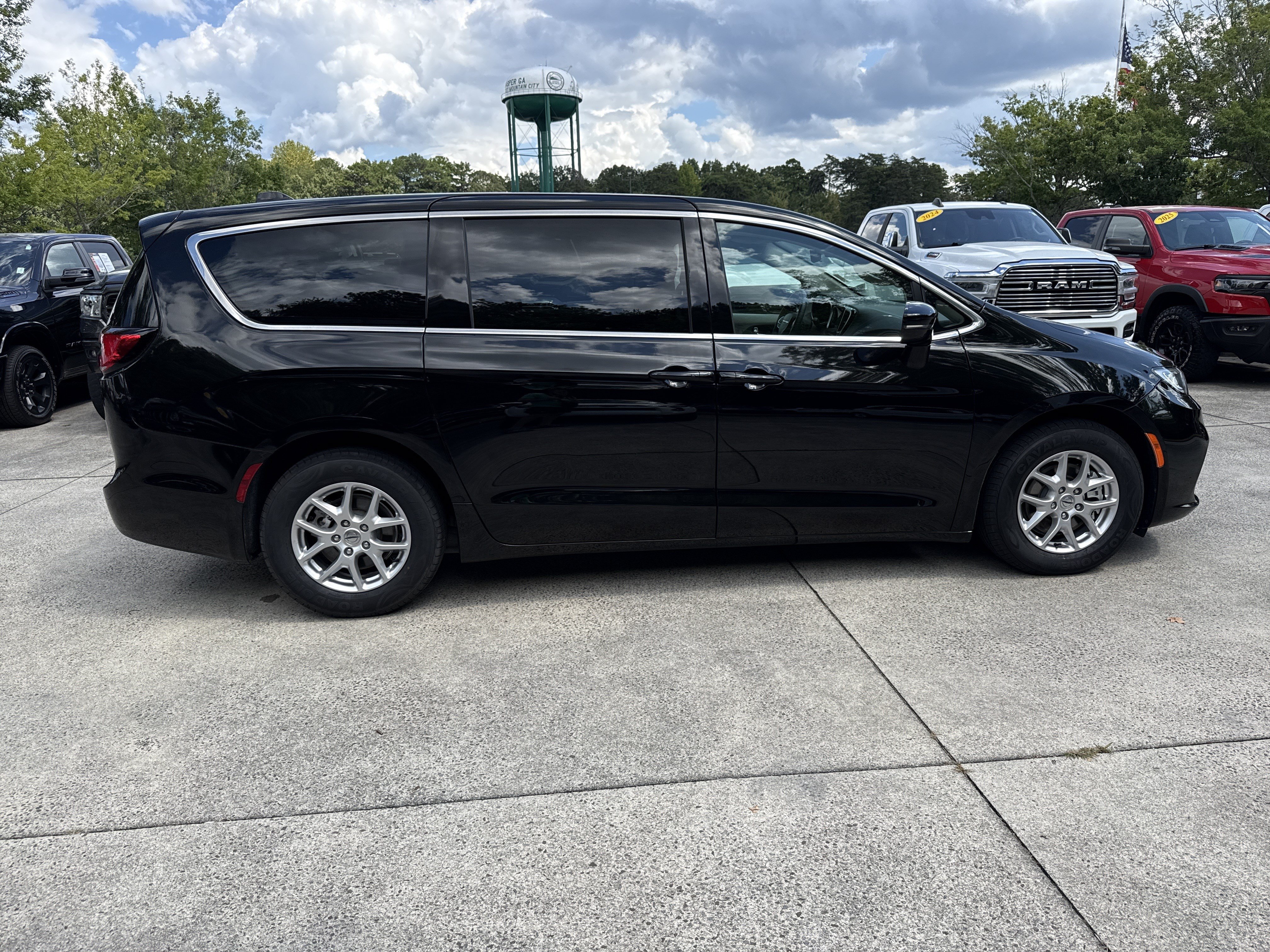 Used 2024 Chrysler Pacifica Touring-L FWD image 8