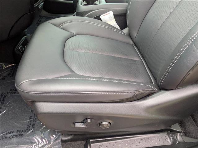 New 2026 Chrysler Pacifica Select image 4