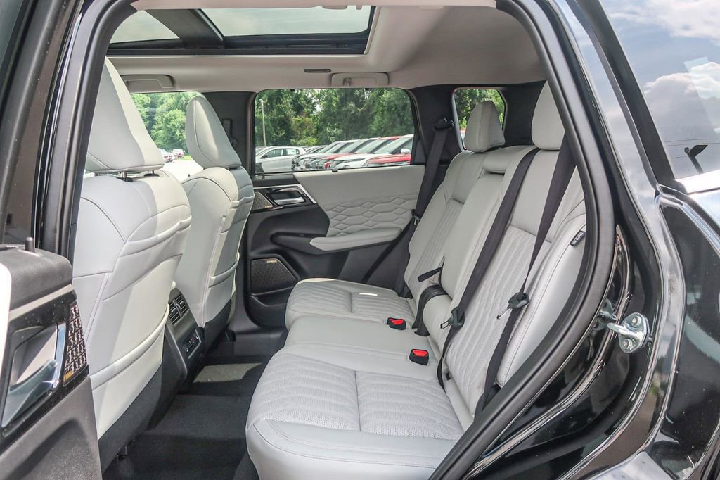 New 2025 Mitsubishi Outlander AWD image 24