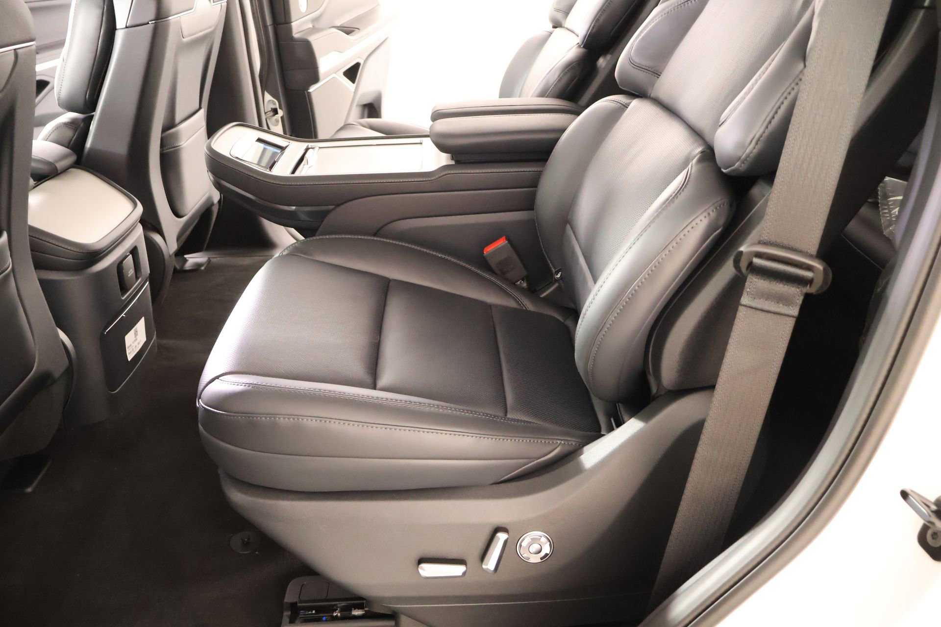 New 2026 Lincoln Navigator Reserve w/ Jet Appearance Package AWD/4WD image 13