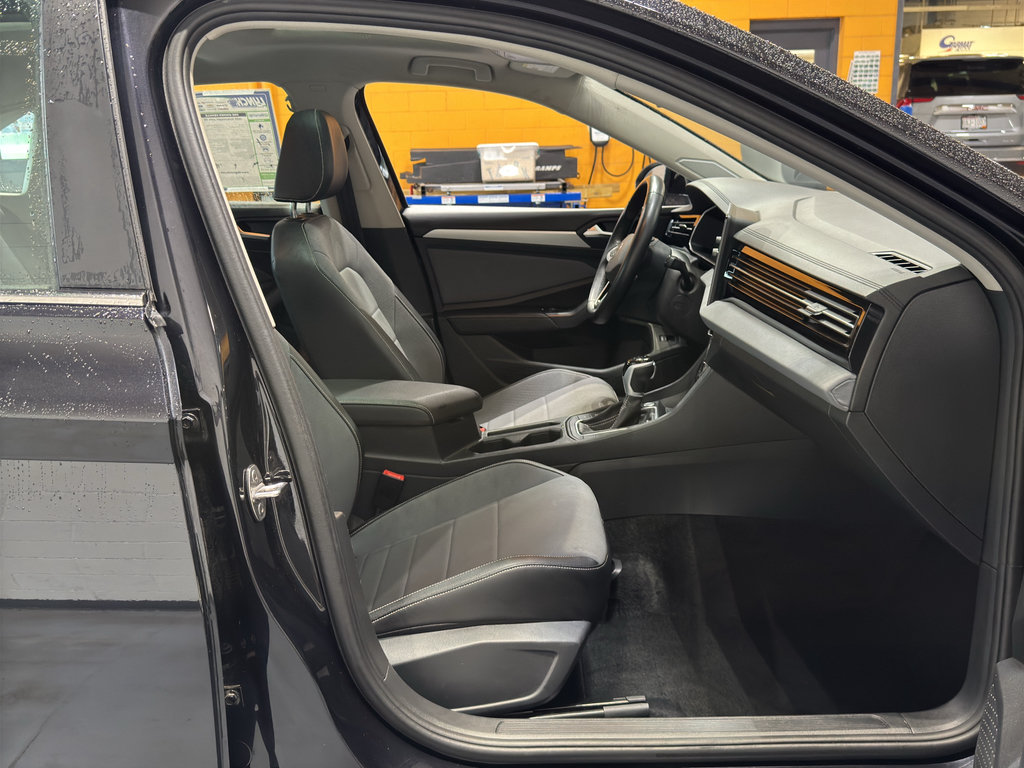 Used 2025 Volkswagen Jetta SE FWD image 18