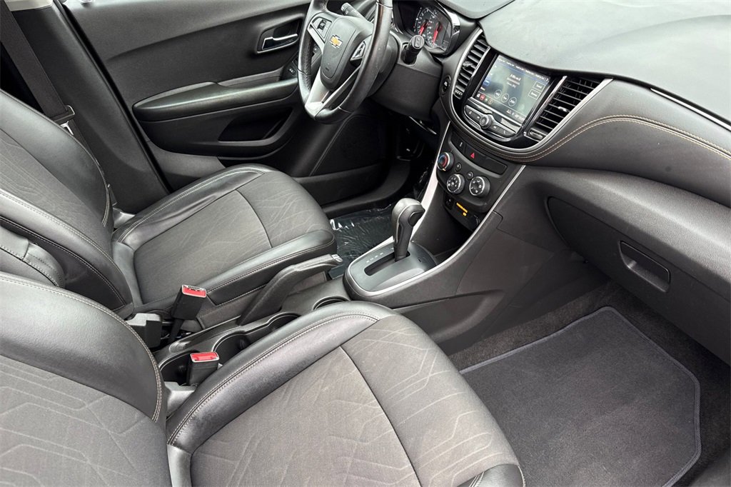Used 2022 Chevrolet Trax LT w/ Midnight Edition image 22