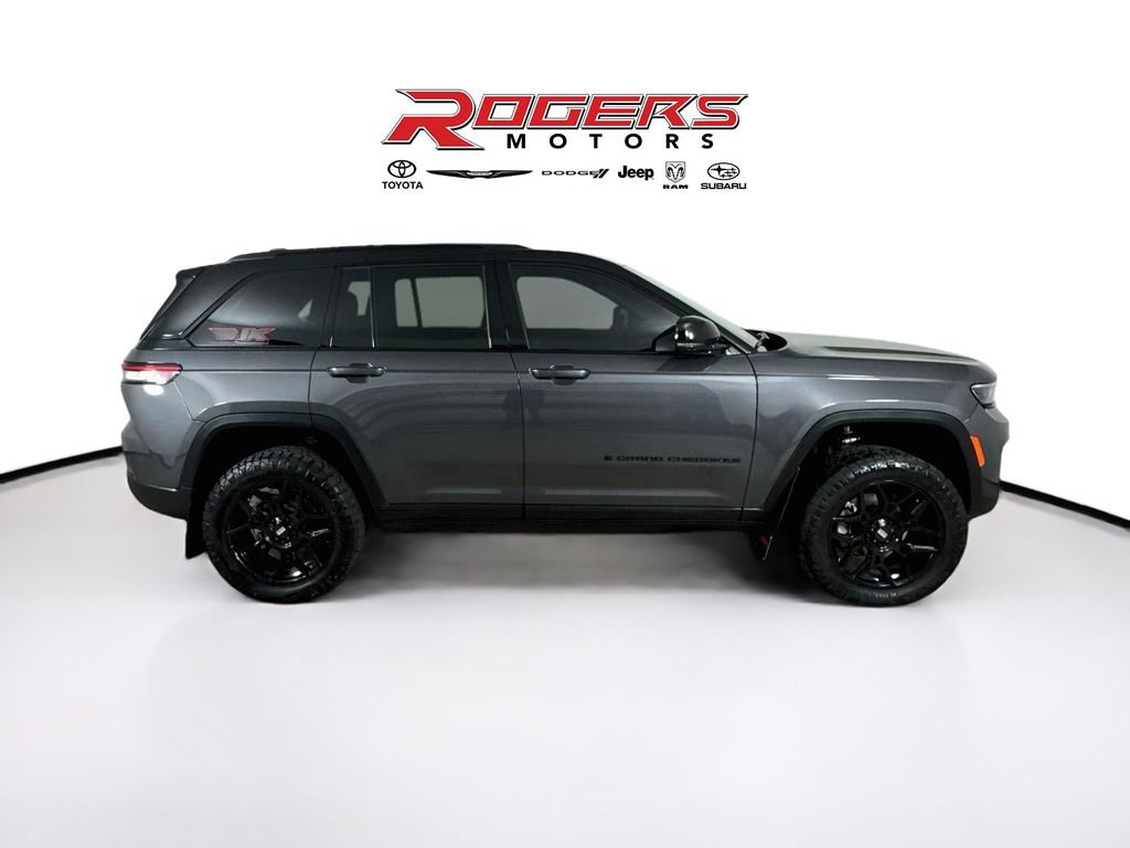 Certified 2025 Jeep Grand Cherokee Altitude AWD/4WD image 9