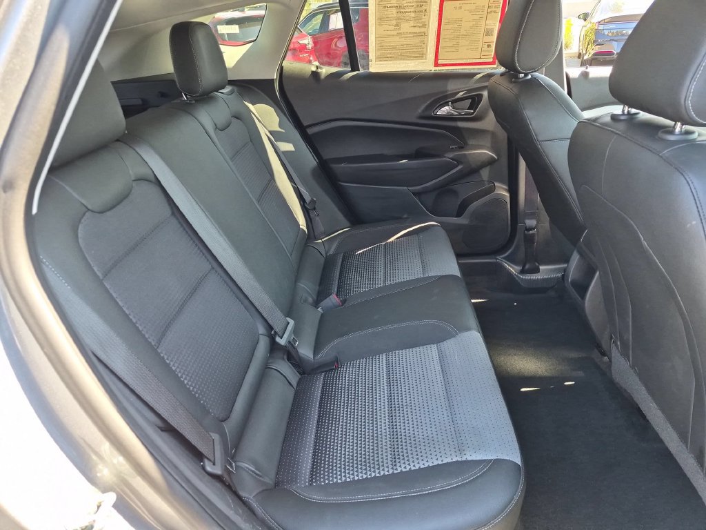 Used 2025 Chevrolet Trax LT FWD image 30