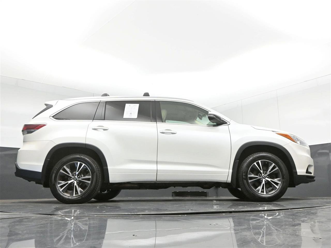 Used 2016 Toyota Highlander XLE AWD/4WD image 32