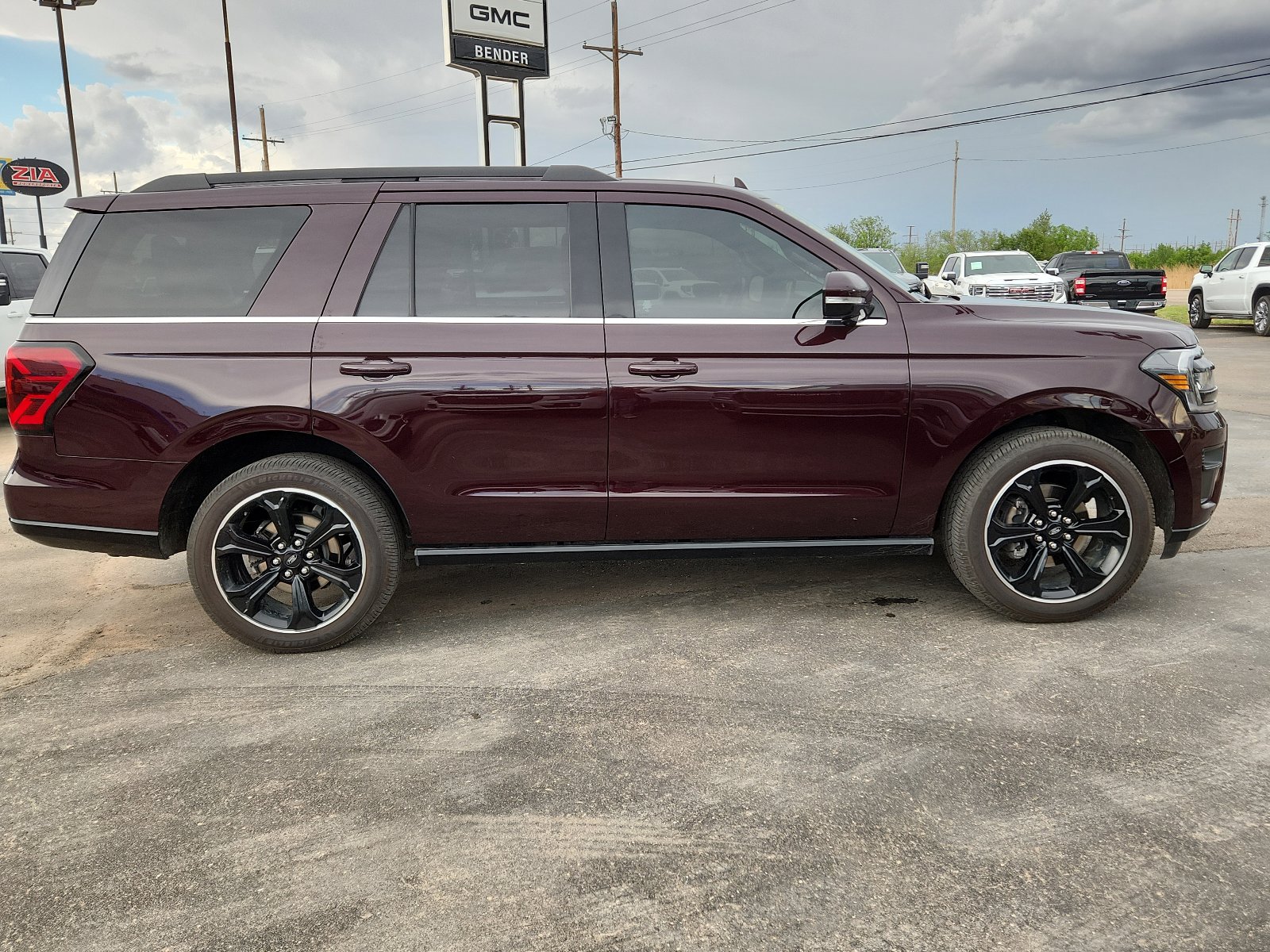 Used 2023 Ford Expedition Limited AWD/4WD image 5