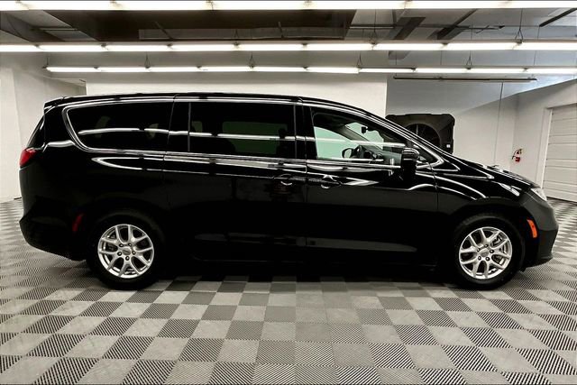 Used 2024 Chrysler Pacifica Touring-L image 14