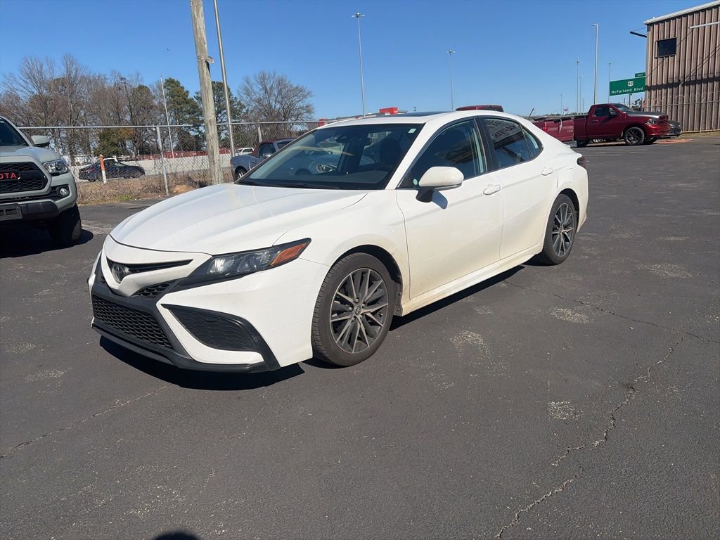 Used 2022 Toyota Camry SE image 3