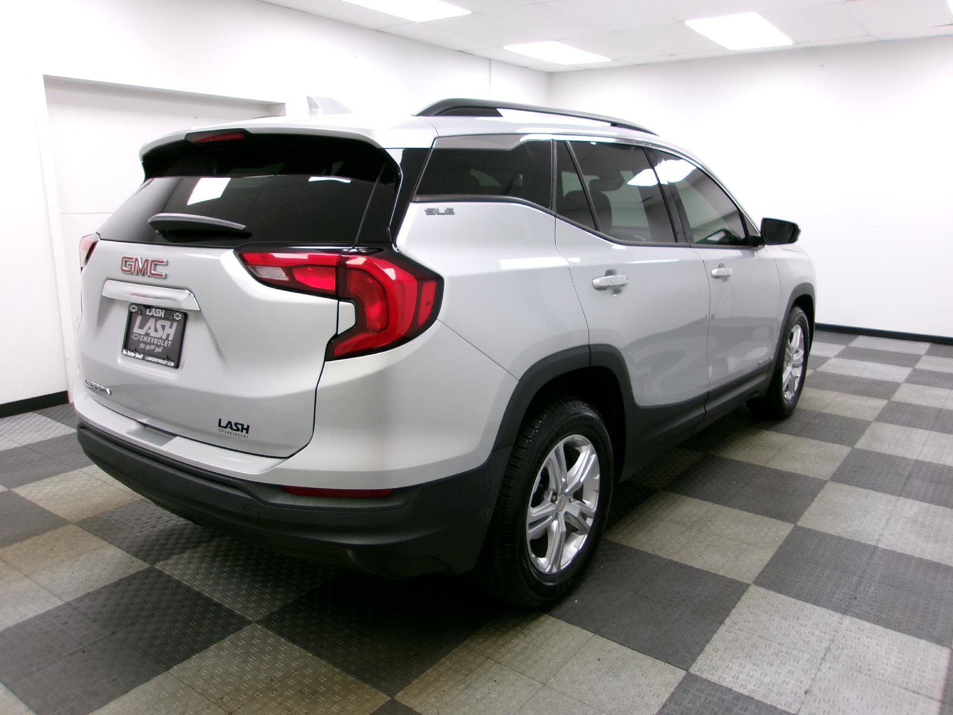 Used 2020 GMC Terrain SLE w/ Driver Convenience Package FWD image 14
