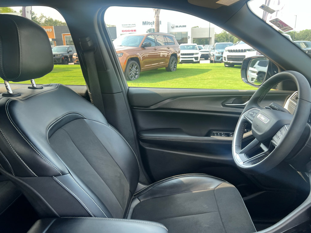Used 2024 Jeep Grand Cherokee L Altitude RWD image 18