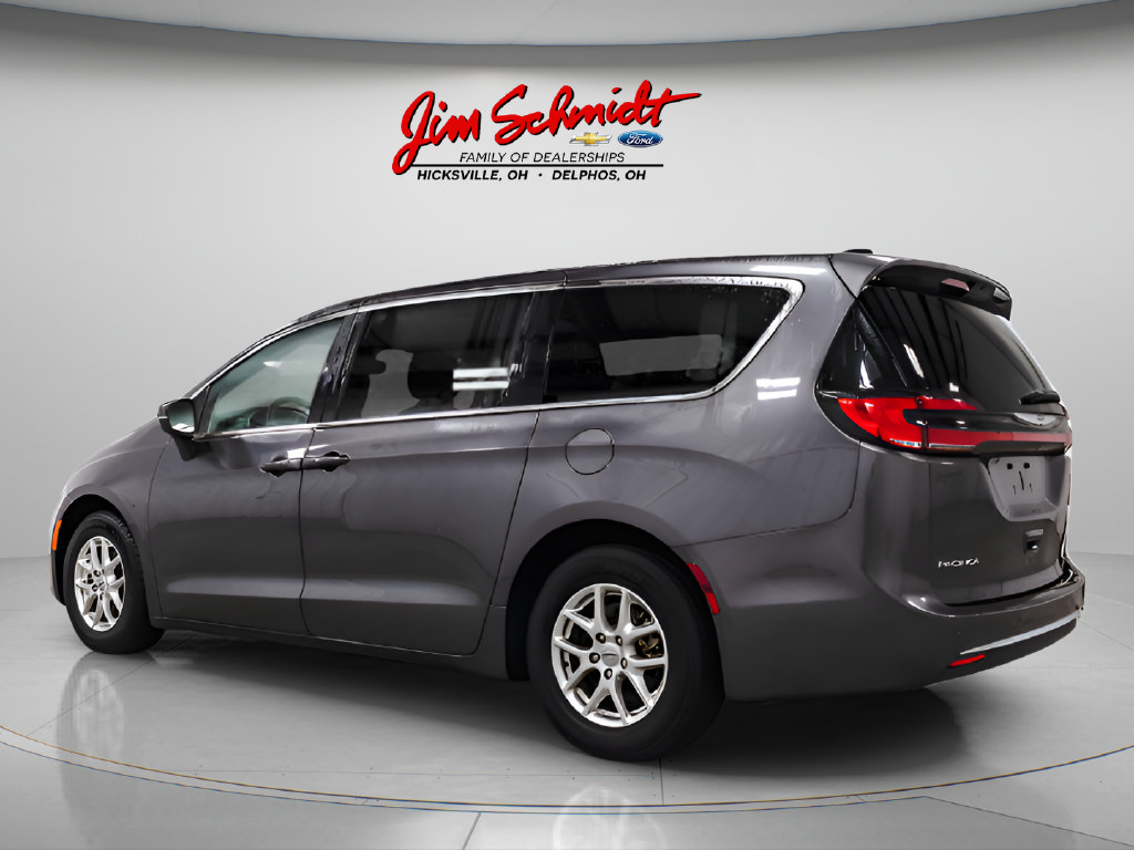 Used 2023 Chrysler Pacifica Touring-L FWD image 4