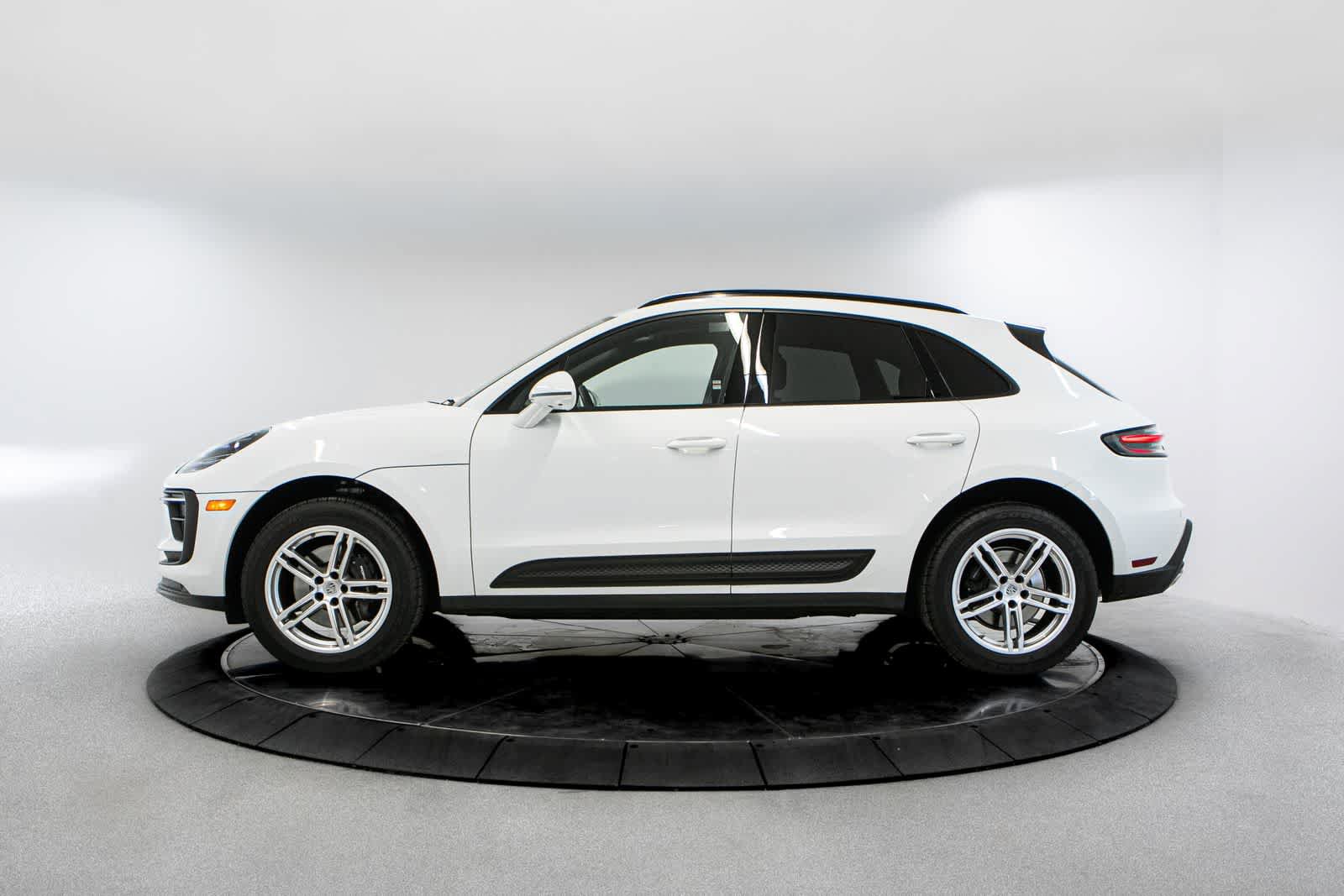 Certified 2025 Porsche Macan AWD/4WD image 2