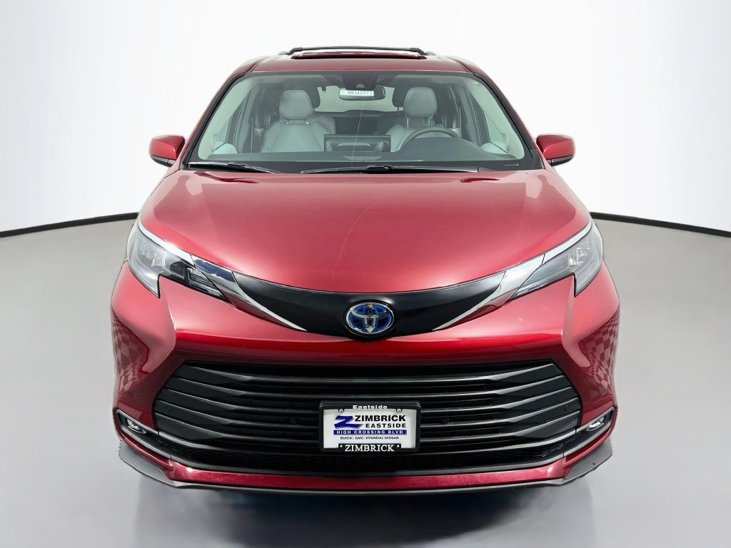Used 2025 Toyota Sienna XLE w/ XLE Plus Package AWD/4WD image 2