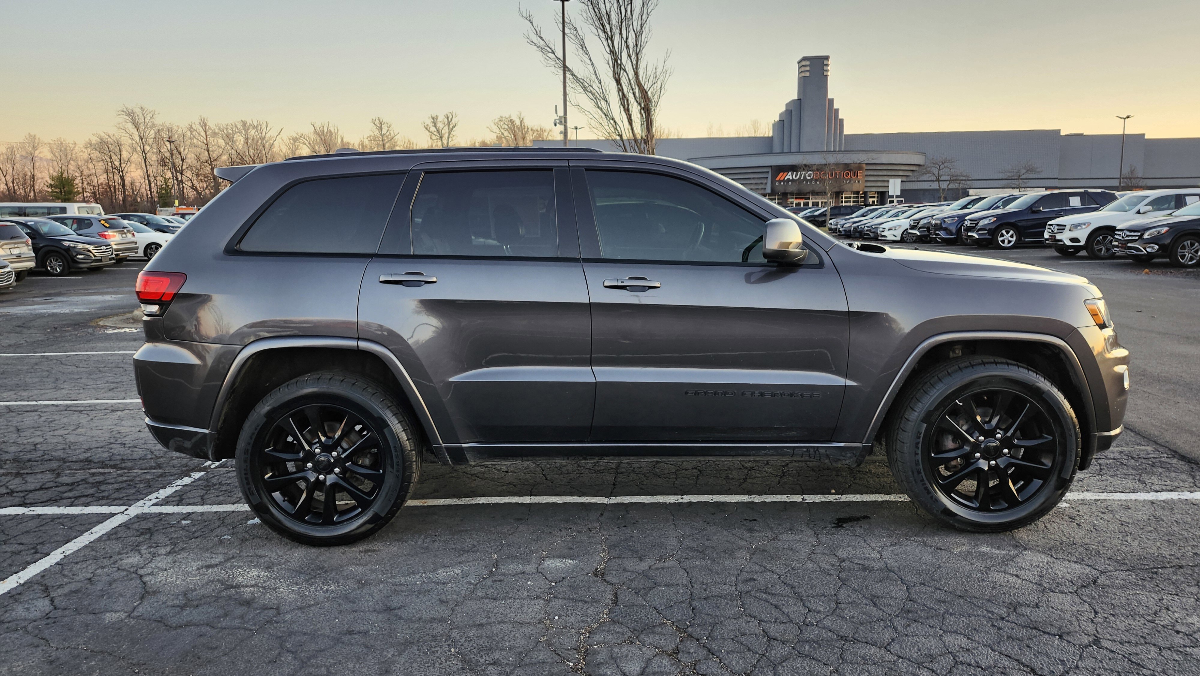 Used 2018 Jeep Grand Cherokee Altitude image 19