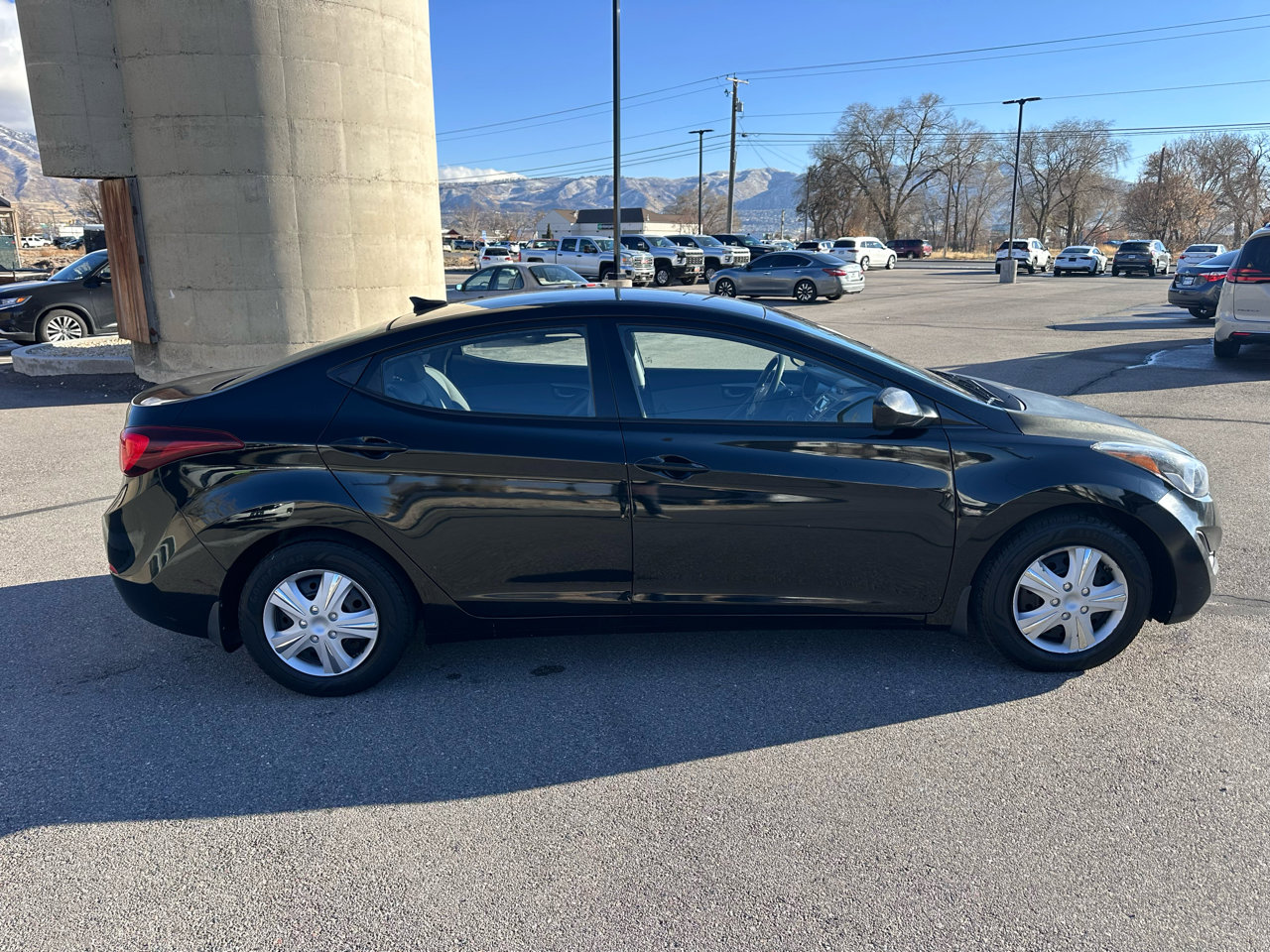 Used 2016 Hyundai Elantra SE image 2