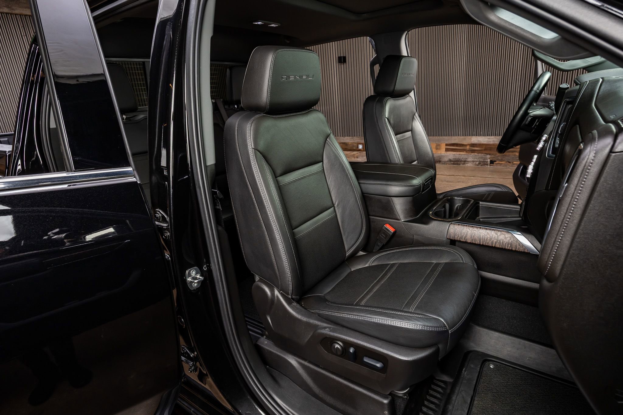 Used 2023 GMC Sierra 3500 Denali w/ Denali Black Diamond Edition image 30